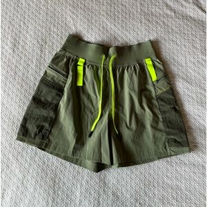 Lululemon multi-pocket cargo hiking short in Laurel green size 6